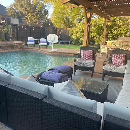 Luxurious 5-Bed Home Or Villa With Pool, Jacuzzi, Media Room, Grill And Large Kitchen